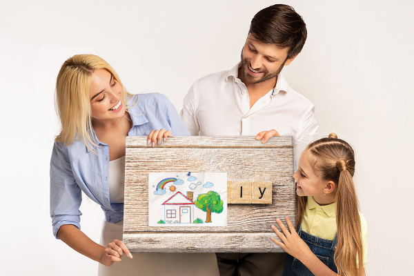 Kurkbord met een opdruk van een gezin voor een houten achtergrond