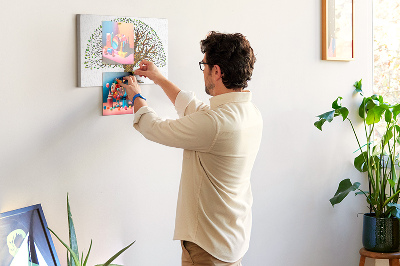 Prikbord met afbeelding van verstrengelde boomtakken met bladeren
