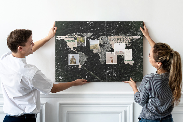 Prikbord met een wereldkaart op een dollarbiljet