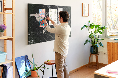 Prikbord met een wereldkaart op een dollarbiljet