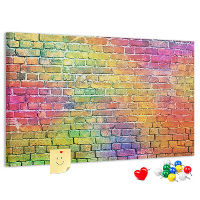 Kurkbord met een kleurrijke bakstenen muur in regenboogkleuren