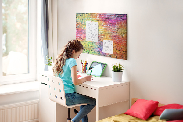 Kurkbord met een kleurrijke bakstenen muur in regenboogkleuren