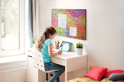 Kurkbord met een kleurrijke bakstenen muur in regenboogkleuren