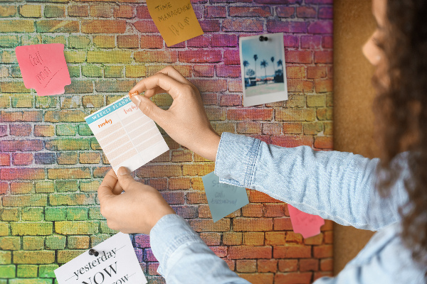 Kurkbord met een kleurrijke bakstenen muur in regenboogkleuren