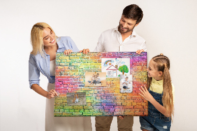 Kurkbord met een kleurrijke bakstenen muur in regenboogkleuren