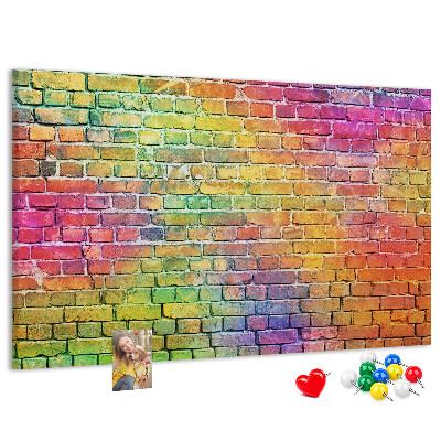 Kurkbord met een kleurrijke bakstenen muur in regenboogkleuren