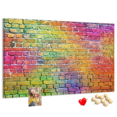 Kurkbord met een kleurrijke bakstenen muur in regenboogkleuren