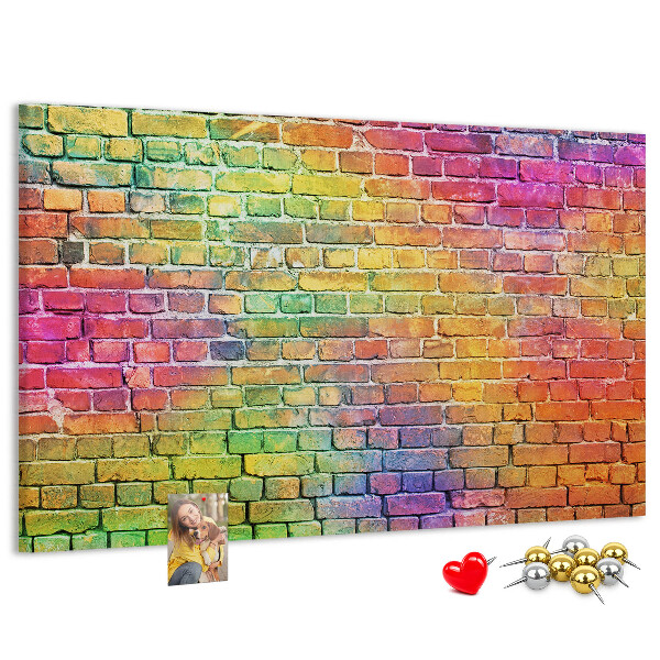 Kurkbord met een kleurrijke bakstenen muur in regenboogkleuren