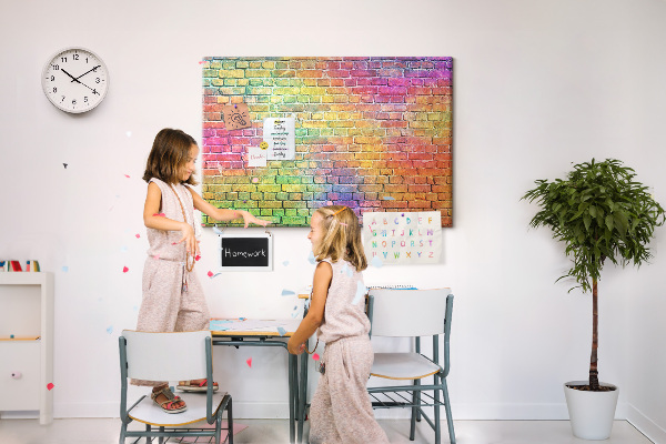 Kurkbord met een kleurrijke bakstenen muur in regenboogkleuren