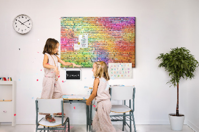 Kurkbord met een kleurrijke bakstenen muur in regenboogkleuren