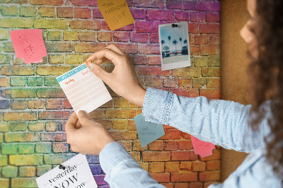 Kurkbord met een kleurrijke bakstenen muur in regenboogkleuren
