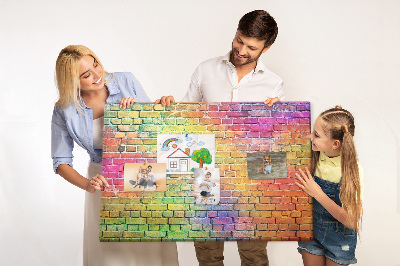 Kurkbord met een kleurrijke bakstenen muur in regenboogkleuren
