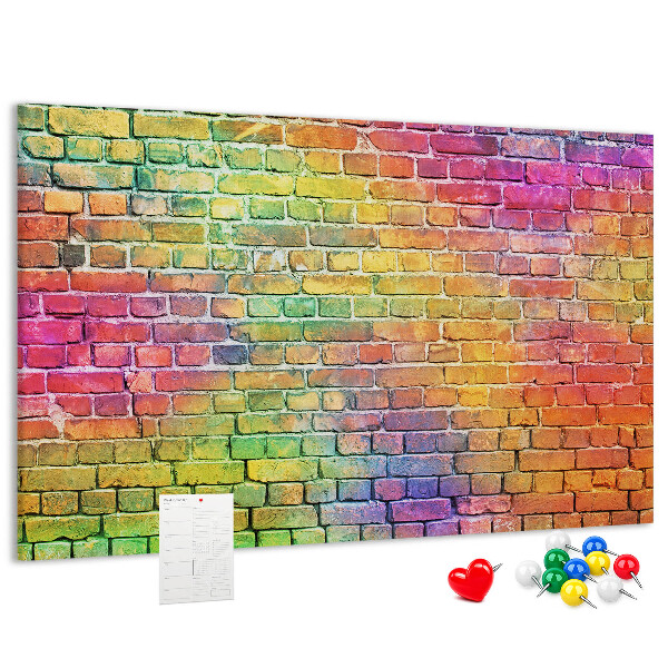 Kurkbord met een kleurrijke bakstenen muur in regenboogkleuren