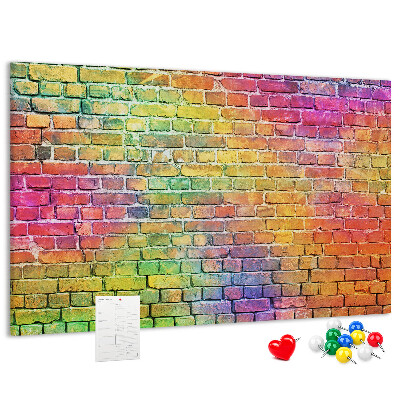 Kurkbord met een kleurrijke bakstenen muur in regenboogkleuren