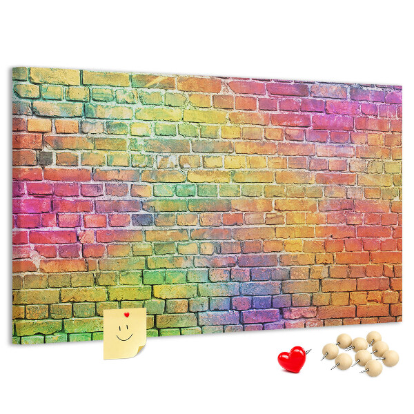 Kurkbord met een kleurrijke bakstenen muur in regenboogkleuren