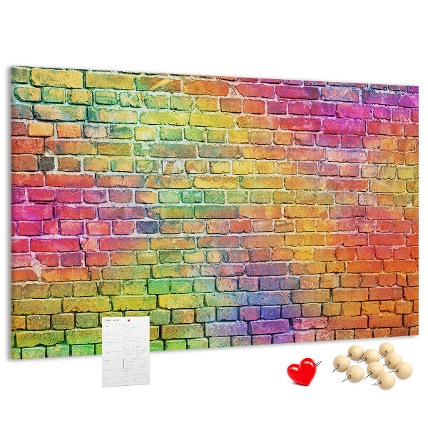 Kurkbord met een kleurrijke bakstenen muur in regenboogkleuren
