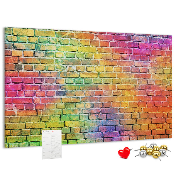 Kurkbord met een kleurrijke bakstenen muur in regenboogkleuren