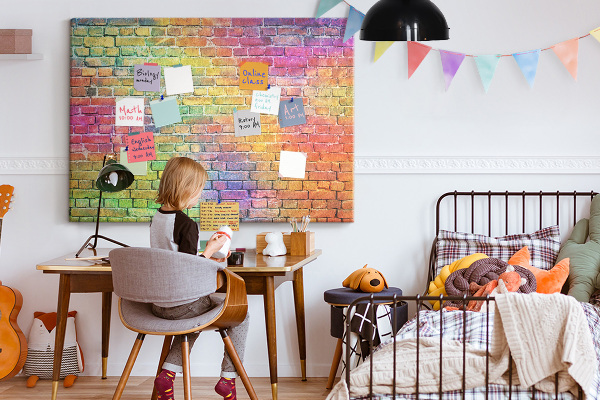 Kurkbord met een kleurrijke bakstenen muur in regenboogkleuren