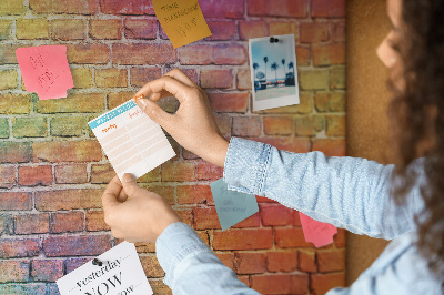 Kurkbord met een kleurrijke bakstenen muur in regenboogkleuren