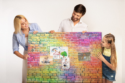 Kurkbord met een kleurrijke bakstenen muur in regenboogkleuren