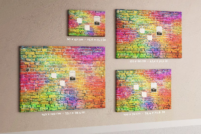 Kurkbord met een kleurrijke bakstenen muur in regenboogkleuren