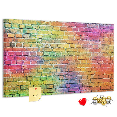 Kurkbord met een kleurrijke bakstenen muur in regenboogkleuren