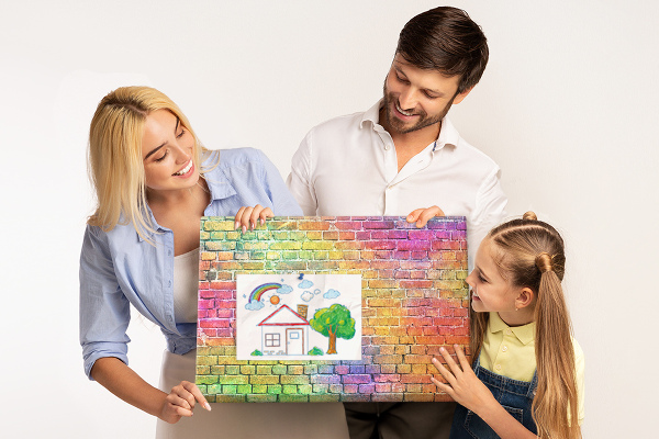 Kurkbord met een kleurrijke bakstenen muur in regenboogkleuren