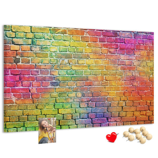 Kurkbord met een kleurrijke bakstenen muur in regenboogkleuren