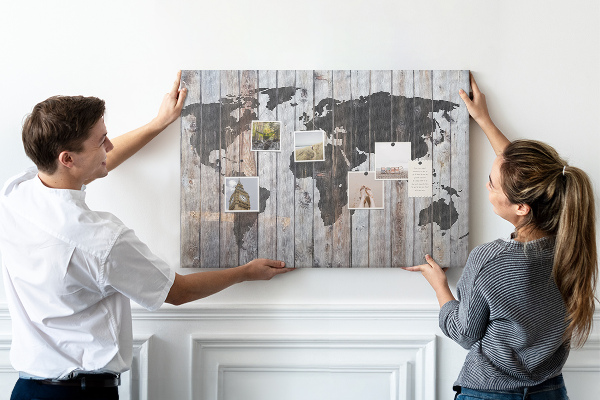Prikbord wereldkaart op een achtergrond van houten planken