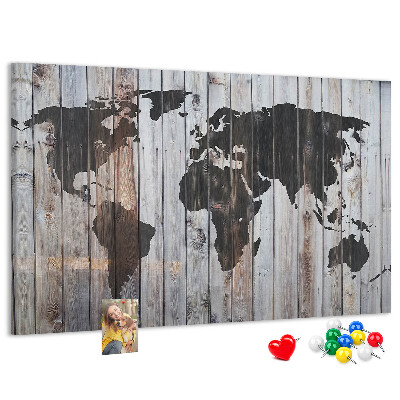 Prikbord wereldkaart op een achtergrond van houten planken