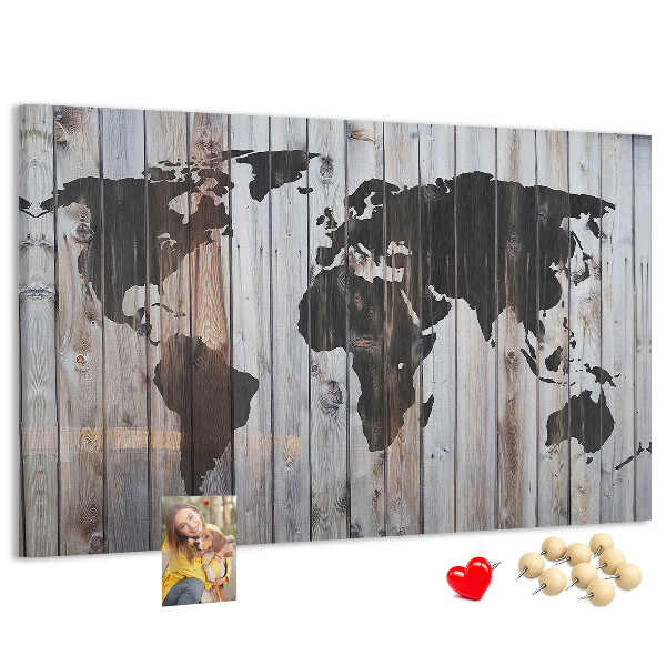 Prikbord wereldkaart op een achtergrond van houten planken