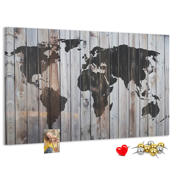 Prikbord wereldkaart op een achtergrond van houten planken