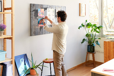 Prikbord wereldkaart op een achtergrond van houten planken