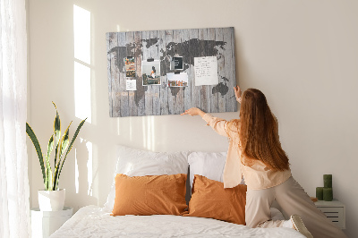 Prikbord wereldkaart op een achtergrond van houten planken