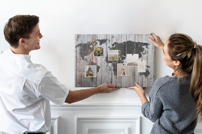 Prikbord wereldkaart op een achtergrond van houten planken