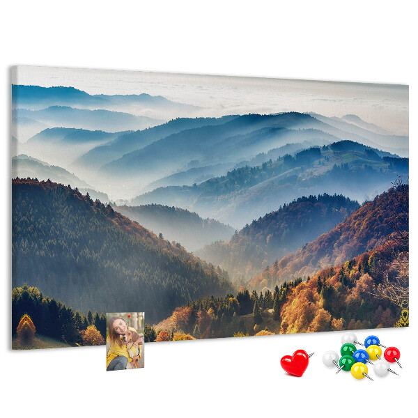 Kurken prikbord schilderachtige bergen in een herfstlandschap