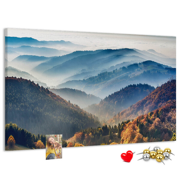 Kurken prikbord schilderachtige bergen in een herfstlandschap