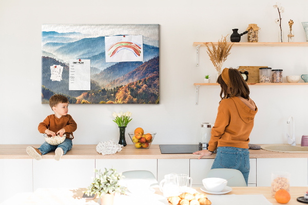 Kurken prikbord schilderachtige bergen in een herfstlandschap