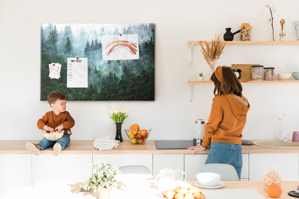 Prikbord mistig boslandschap met dennenbomen
