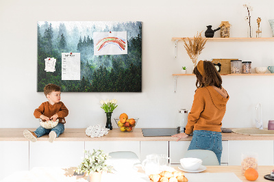 Prikbord mistig boslandschap met dennenbomen