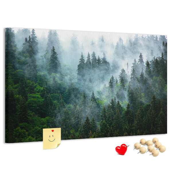 Prikbord mistig boslandschap met dennenbomen