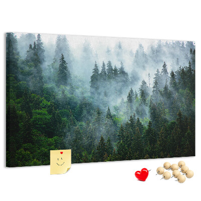 Prikbord mistig boslandschap met dennenbomen