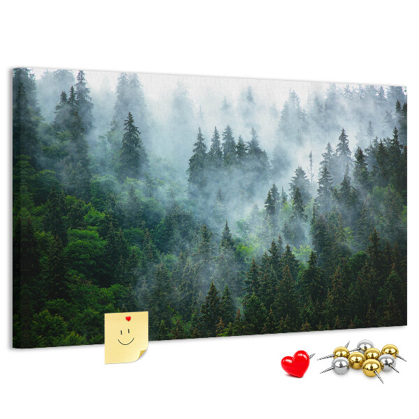 Prikbord mistig boslandschap met dennenbomen