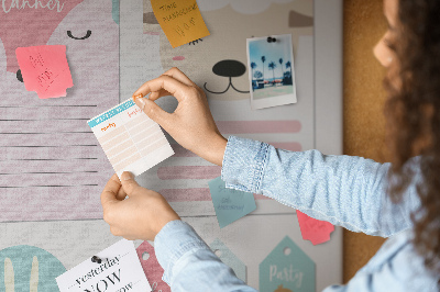 Kurk prikbord met gekleurde briefjes en schattige dieren