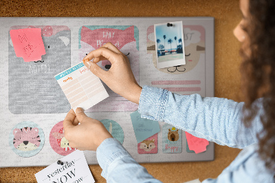 Kurk prikbord met gekleurde briefjes en schattige dieren