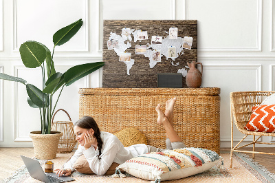 Kurk prikbord met een wereldkaart op een houten achtergrond