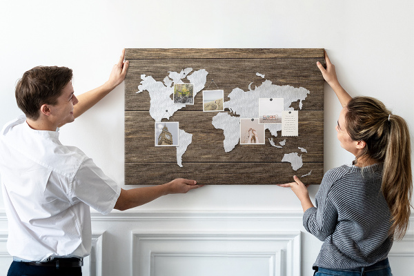 Kurk prikbord met een wereldkaart op een houten achtergrond