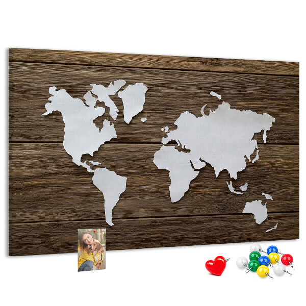 Kurk prikbord met een wereldkaart op een houten achtergrond