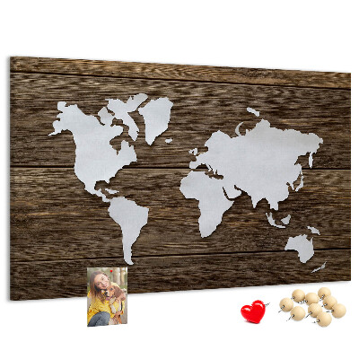 Kurk prikbord met een wereldkaart op een houten achtergrond