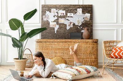Kurk prikbord met een wereldkaart op een houten achtergrond